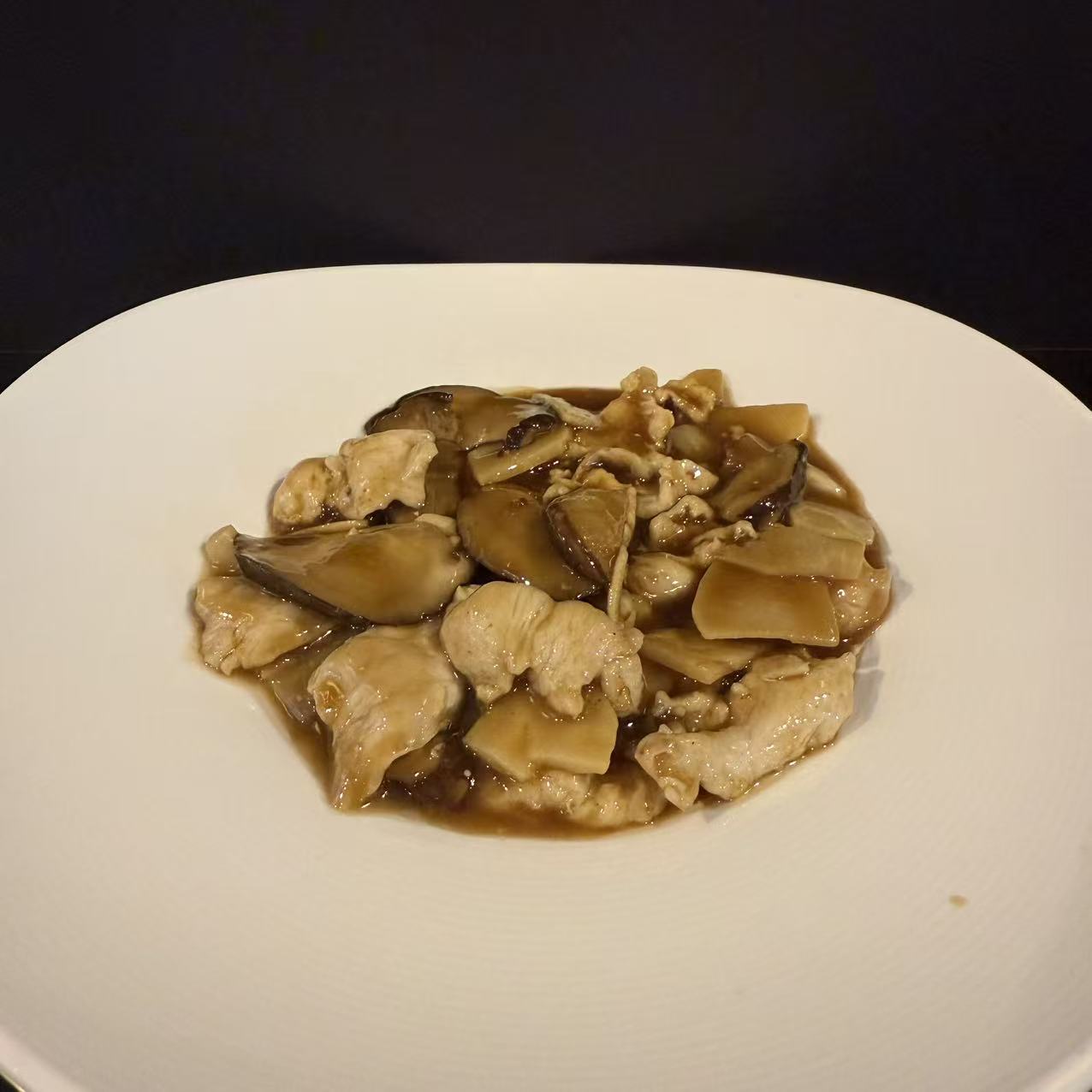 Pollo con funghi e bambu