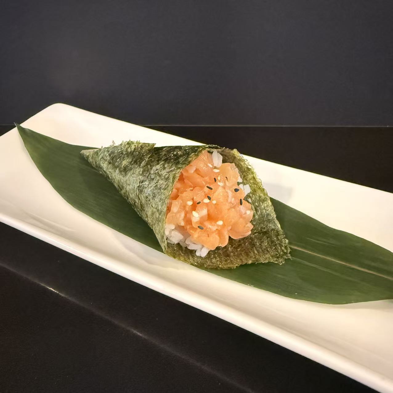 Temaki spicy salmone