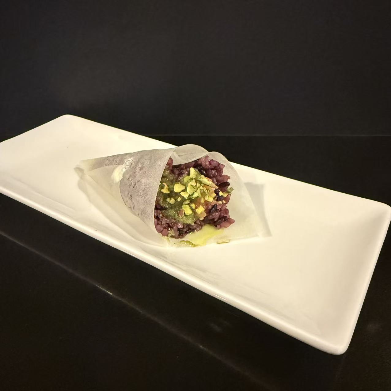 Temaki soya black spicy salmon